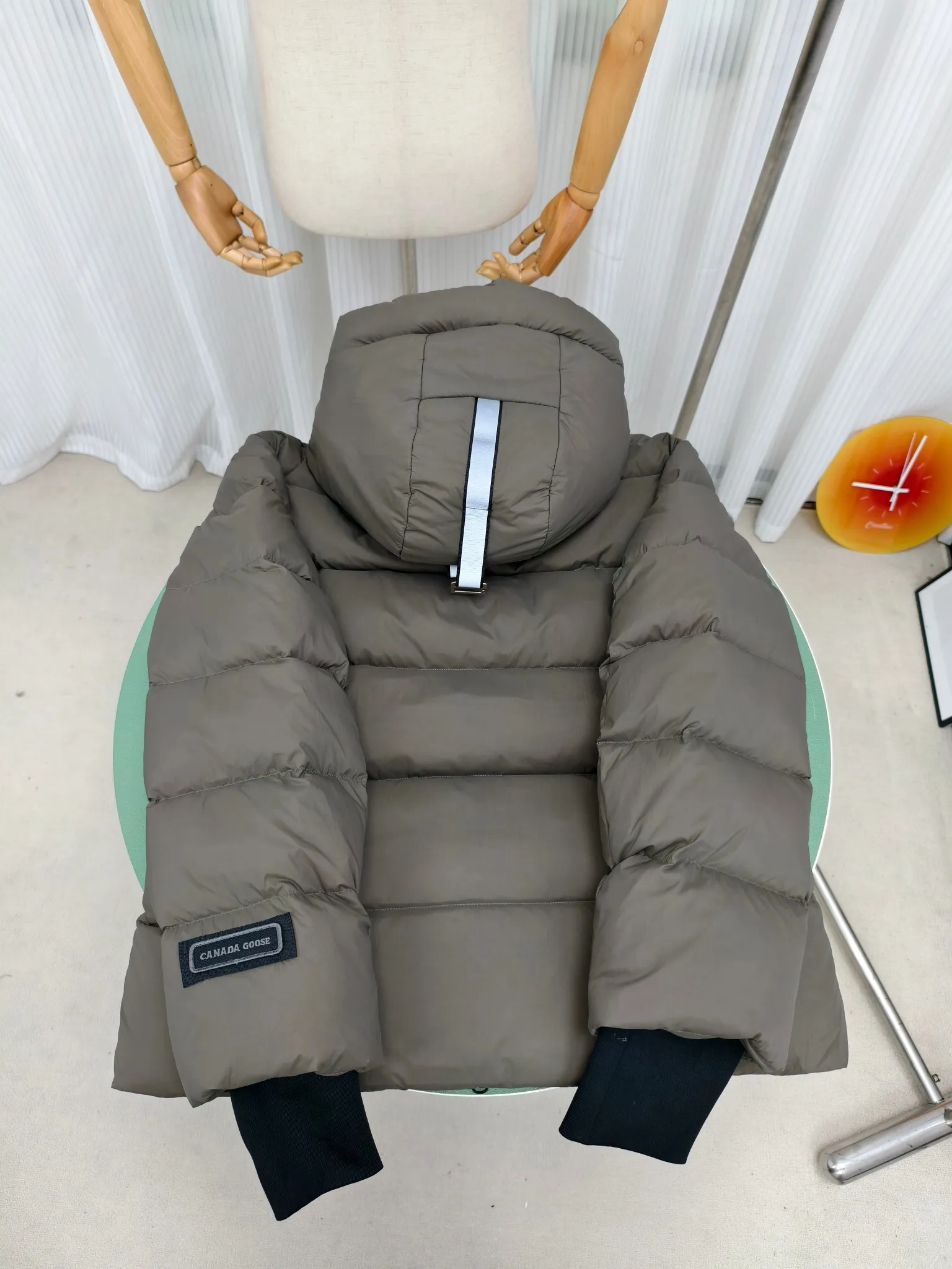 P880 Big Goose Ouyang Nana Second Generation (higher version) Canada goose Canada Goose Black Label Down Jacket A must-have in the outerwear world, the Big Goose Black Label down jacket! The latest designer styles! The goose down jacket has always been a popular element of fashion and is loved by experts from all walks of life! Fashionable hooded cut, high-end customer-supplied fine goose down, high resilience, smooth zipper, strong and firm. Pockets on both sides can store small items, free your hands, and you can go out without worries. It can also meet the need of putting your hands in your pockets👏👏Produced by Big Goose, it can be used as a group uniform by many celebrities. This down jacket uses a double-layer anti-down lining design, which has strong windproof performance and will be very warm in winter! Newly labeled white duck down filling, high fluffiness, windproof hooded design. When walking outdoors, pull the collar to the highest position, put your hands in the pockets and it will be very warm. It can be easily controlled by all body types! The interior is equipped with an elastic snow skirt design for better wrapping. The simple and neat style design highlights the masculine temperament. The impeccable style is classic and never goes out of style. It is warm and practical, and it is versatile! You can enter with your eyes closed!  Color: Black Khaki Size: XS-XXL